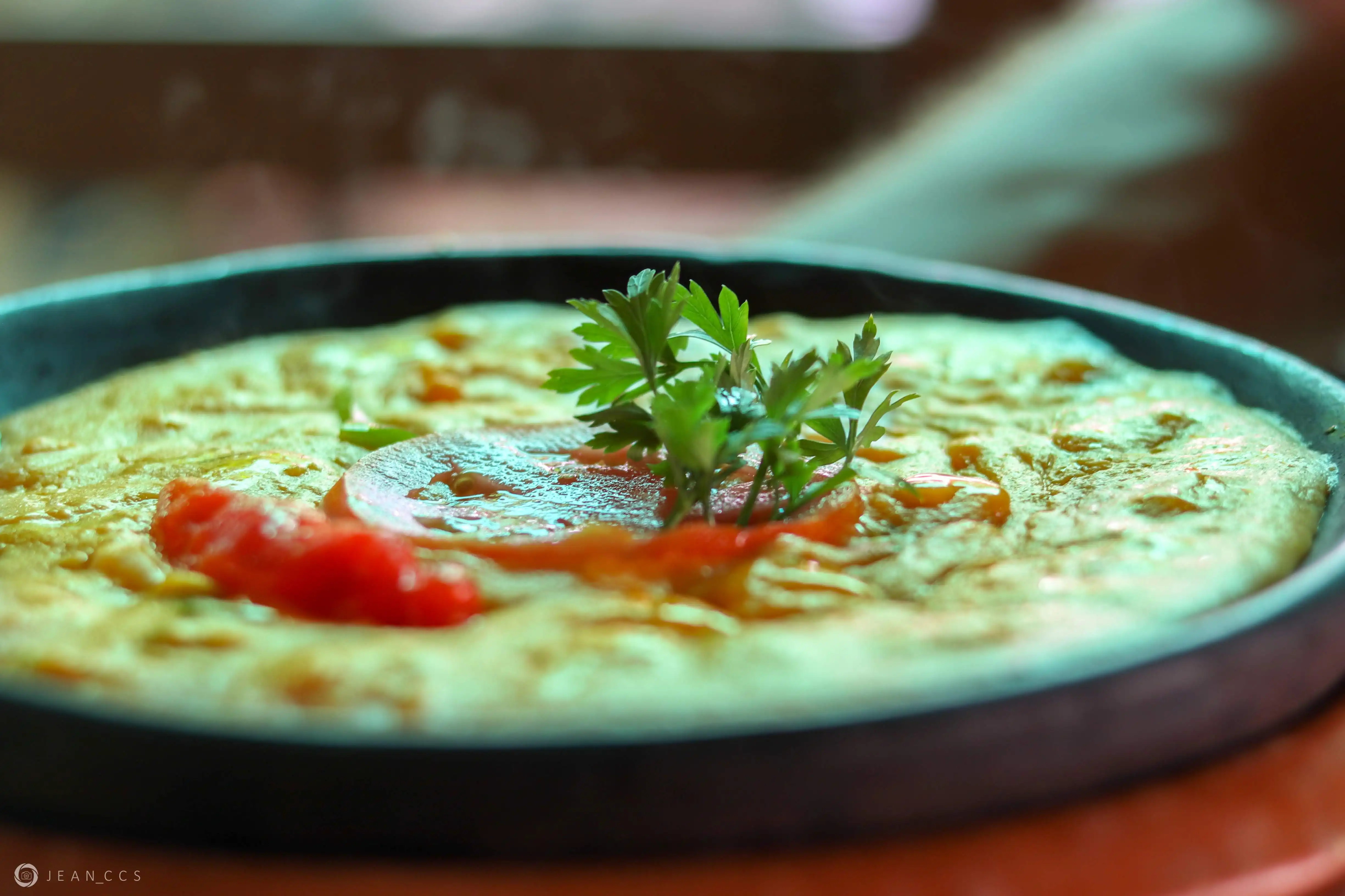 Bobó de camarão cremoso feito com aipim e leite de coco fresco na Praia do Forte